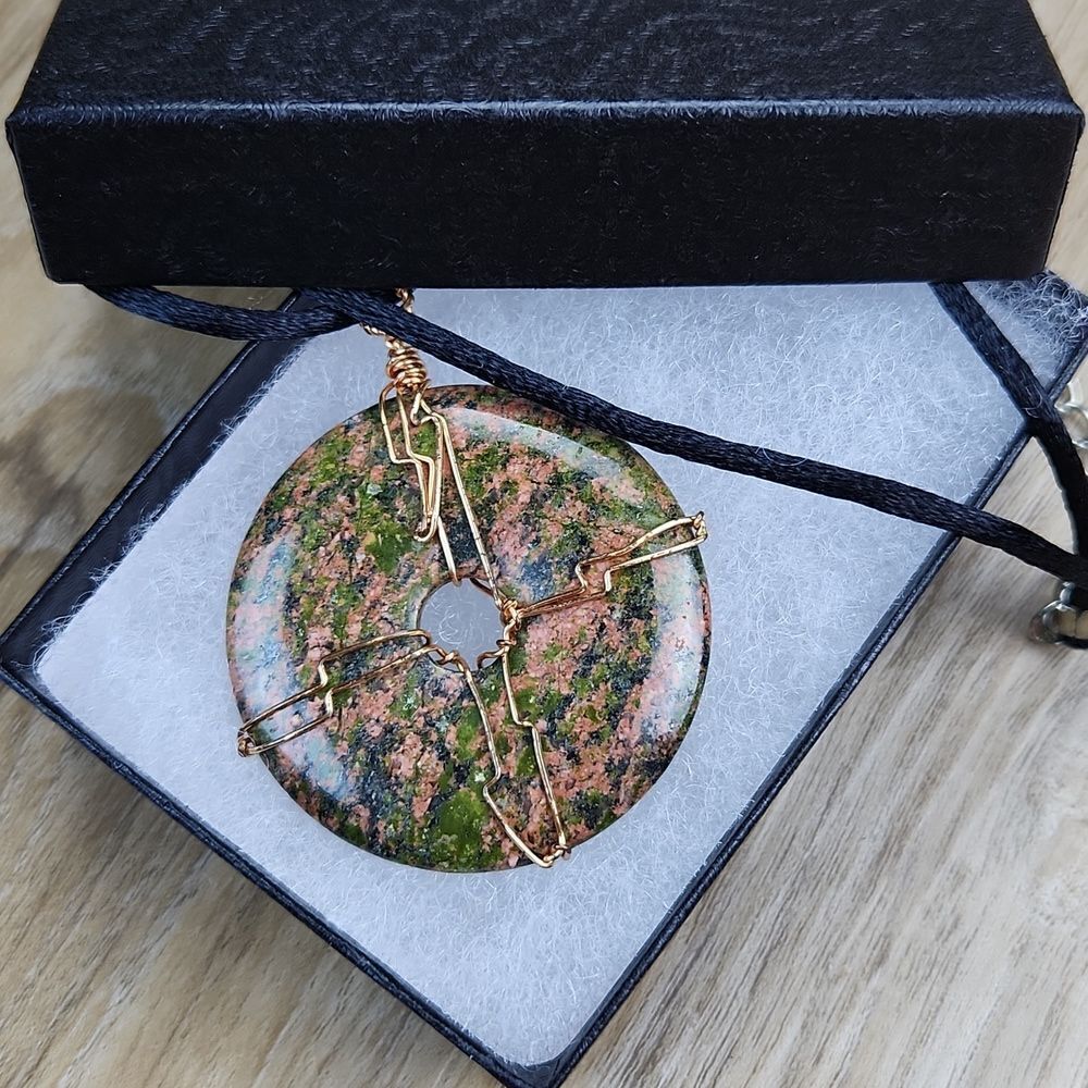 🔺️Rust & Olive Round Stone Pendant Necklace